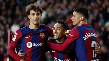 Raphinha celebra su gol junto a Joao Félix y Cancelo