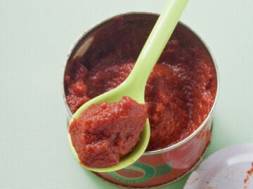 Lata de salsa de tomate abierta.