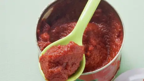 Lata de salsa de tomate abierta.