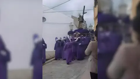 Imagen del momento en el que Jesús Nazareno de Baena pierde su cruz. Imagen del momento en el que Jesús Nazareno de Baena pierde su cruz.