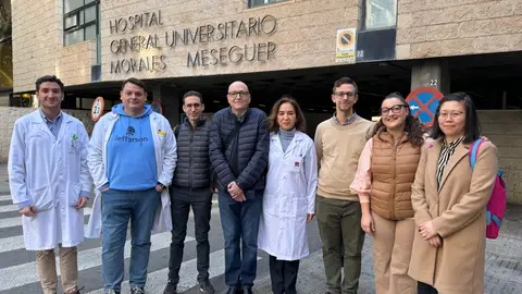 Imagen del paciente junto con los doctores y directores de los equipos de investigación Imagen del paciente junto con los doctores y directores de los equipos de investigación