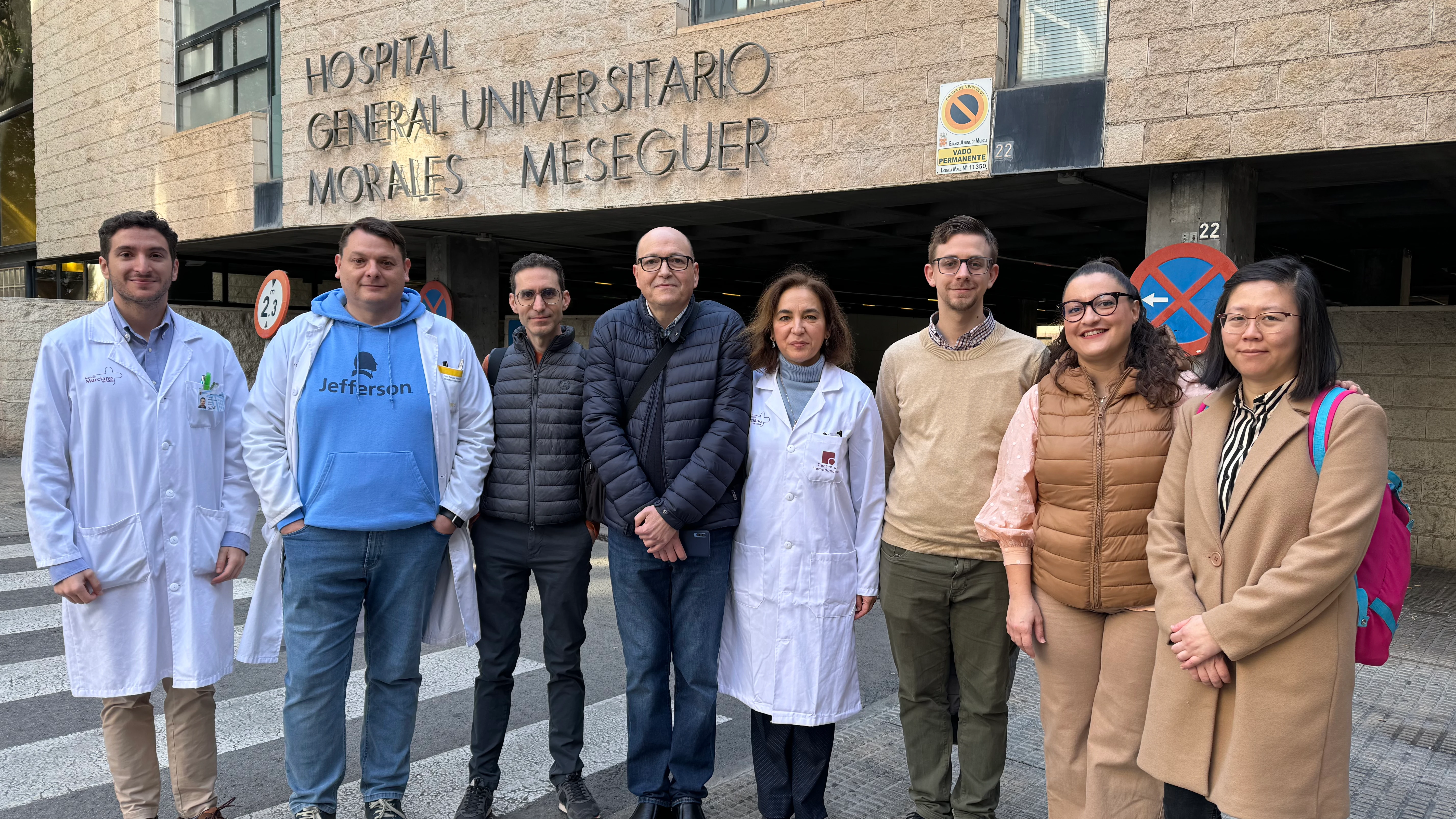 Imagen del paciente junto con los doctores y directores de los equipos de investigaci&oacute;n