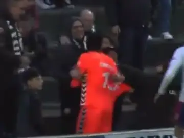 Cheikh Kane Sarr se encara con un hincha rival Cheikh Kane Sarr se encara con un hincha rival