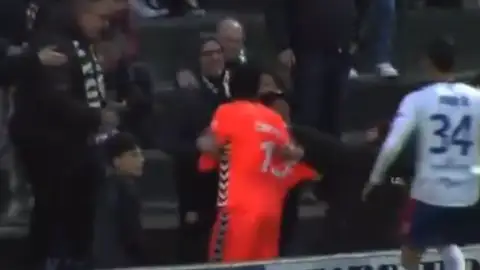 Cheikh Kane Sarr se encara con un hincha rival Cheikh Kane Sarr se encara con un hincha rival