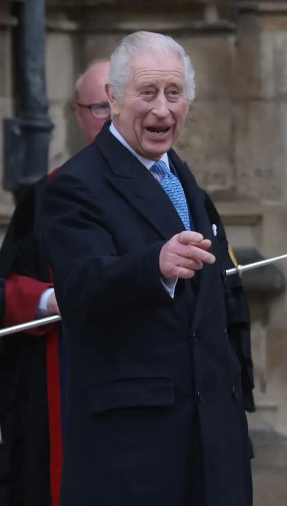 Carlos III saludando a los invitados a la Misa de Pascua en el Castillo de Windsor