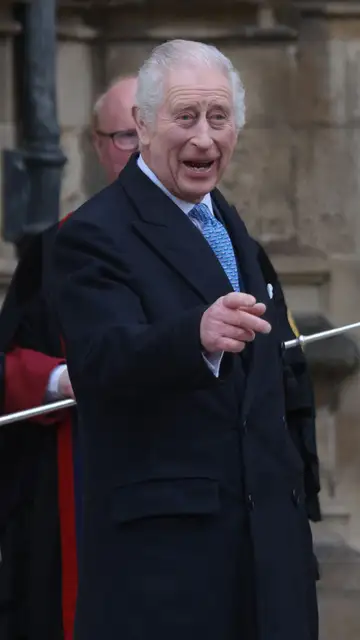 Carlos III saludando a los invitados a la Misa de Pascua en el Castillo de Windsor Carlos III saludando a los invitados a la Misa de Pascua en el Castillo de Windsor