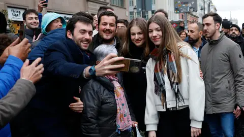 La princesa Leonor e infanta Sofía haciéndose fotos con la gente La princesa Leonor e infanta Sofía haciéndose fotos con la gente