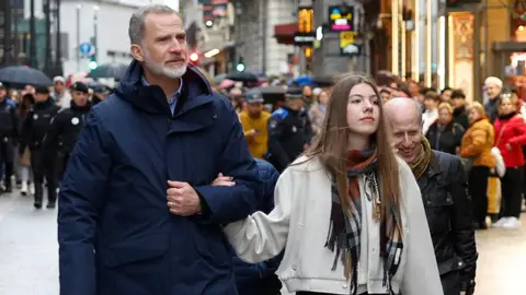 El rey Felipe y la infanta Sofía paseando por Madrid El rey Felipe y la infanta Sofía paseando por Madrid