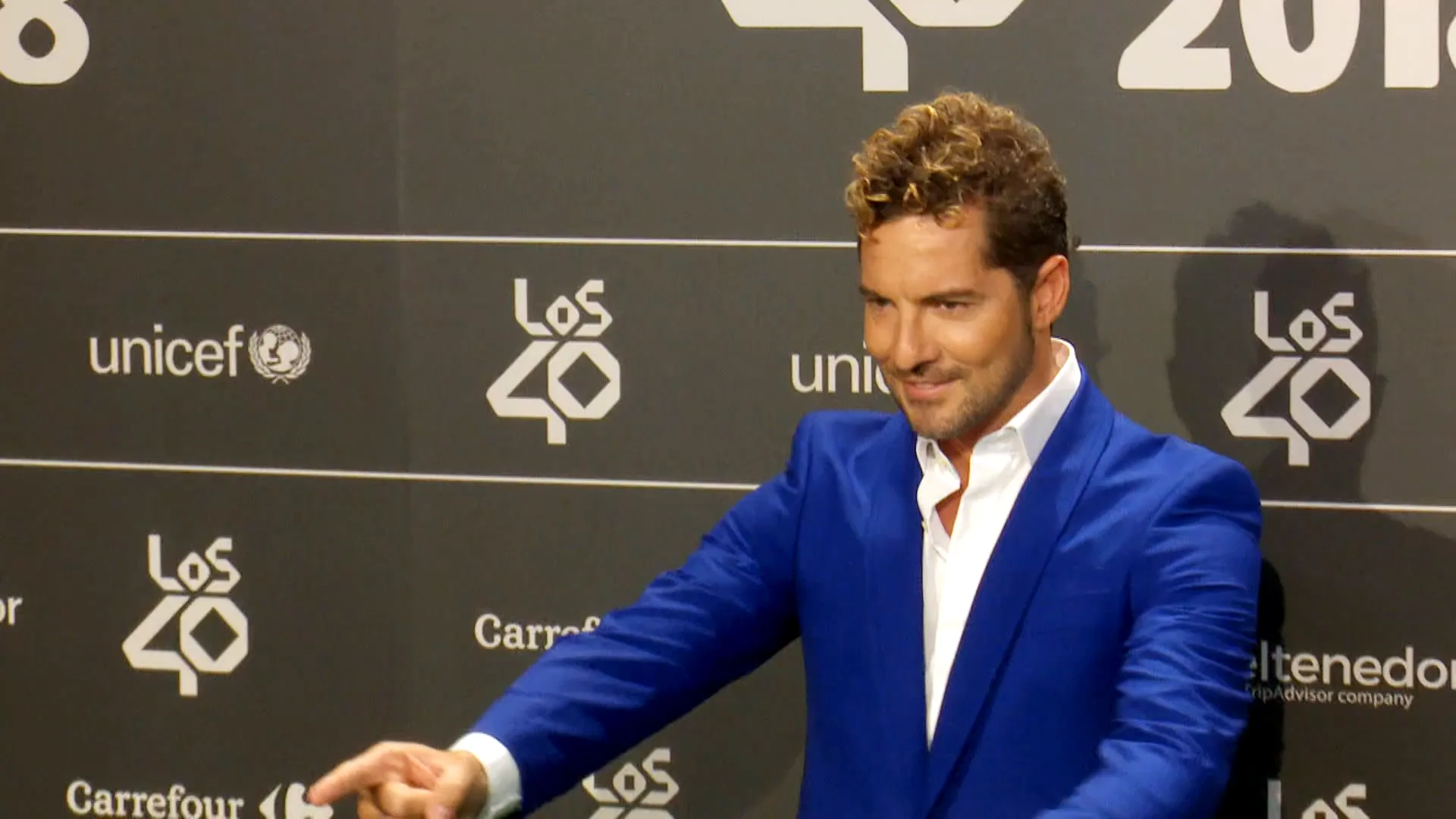 El cambio de look de David Bisbal... ¡Hecho por su hija de 3 años!: "Yo creo que ha quedado espectacular" El cambio de look de David Bisbal... ¡Hecho por su hija de 3 años!: "Yo creo que ha quedado espectacular"