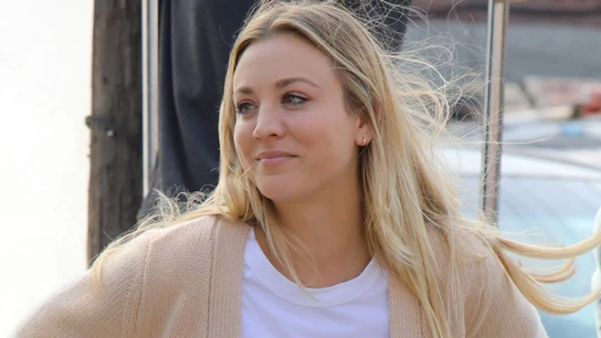 Kaley Cuoco rodando The Flight Attendant en Nueva York Kaley Cuoco rodando The Flight Attendant en Nueva York