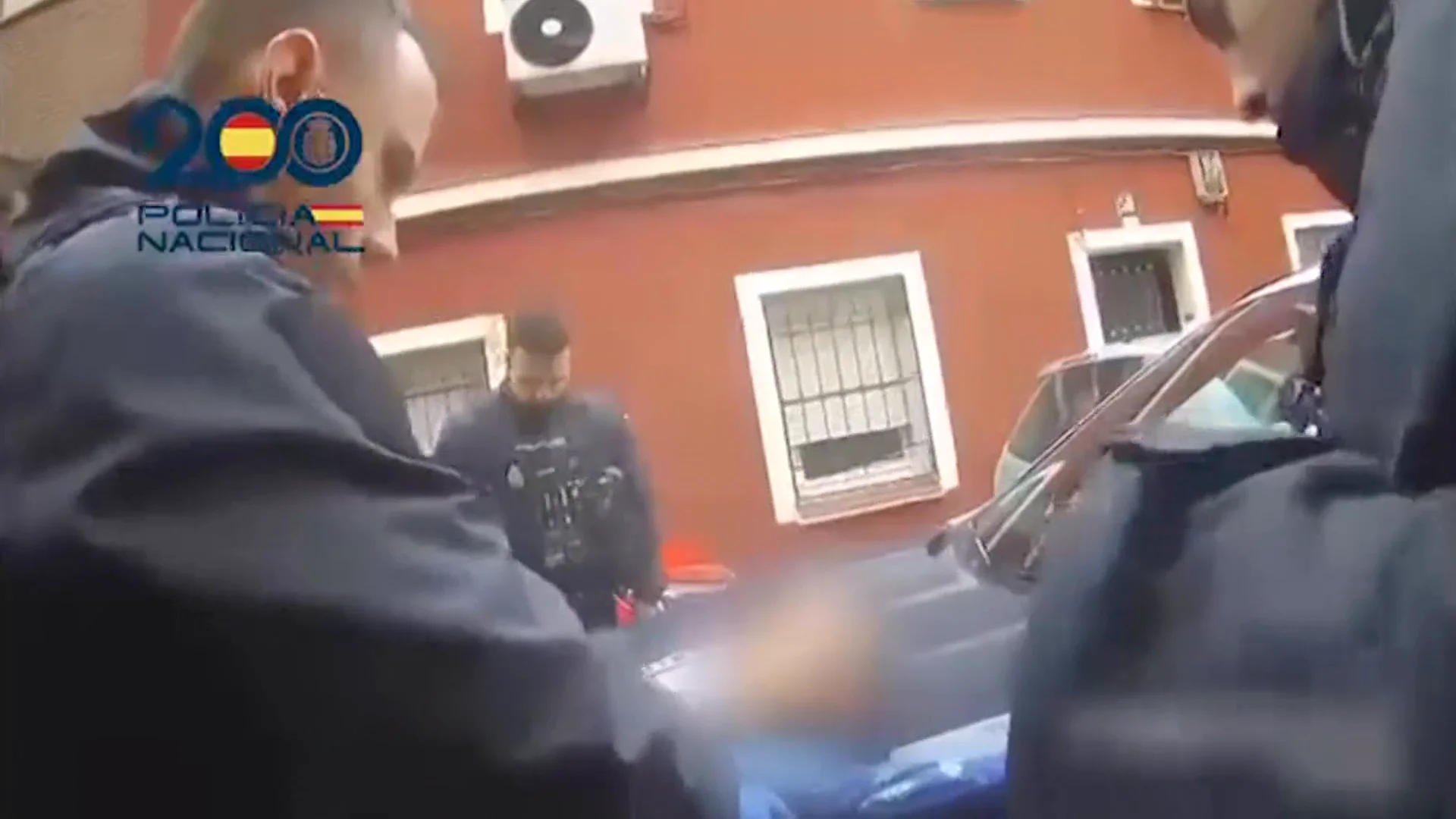 Un agente de la Policía Nacional realiza maniobras de reanimación cardiopulmonar a un niño de 2 años que se estaba ahogando Un agente de la Policía Nacional realiza maniobras de reanimación cardiopulmonar a un niño de 2 años que se estaba ahogando