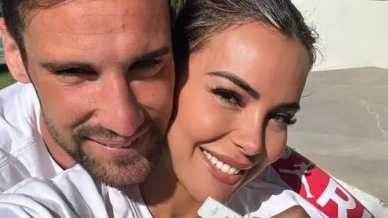 Sergio Rico y Alba Silva en una fotograf&iacute;a en la que anuncian que ser&aacute;n padres