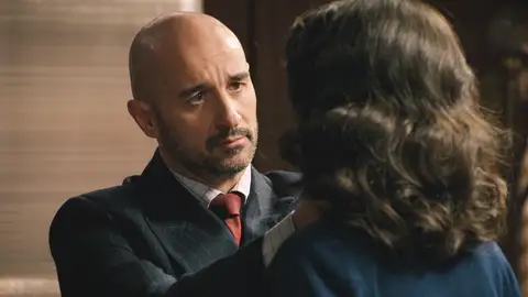 Jesús le regala los oídos a Elena y la convence para aceptar un nuevo puesto trabajo Jesús le regala los oídos a Elena y la convence para aceptar un nuevo puesto trabajo