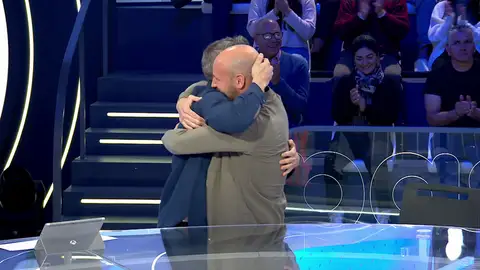 ¿Quién está más fuerte? El enérgico abrazo entre Roberto Leal y Gonzalo Miró ¿Quién está más fuerte? El enérgico abrazo entre Roberto Leal y Gonzalo Miró