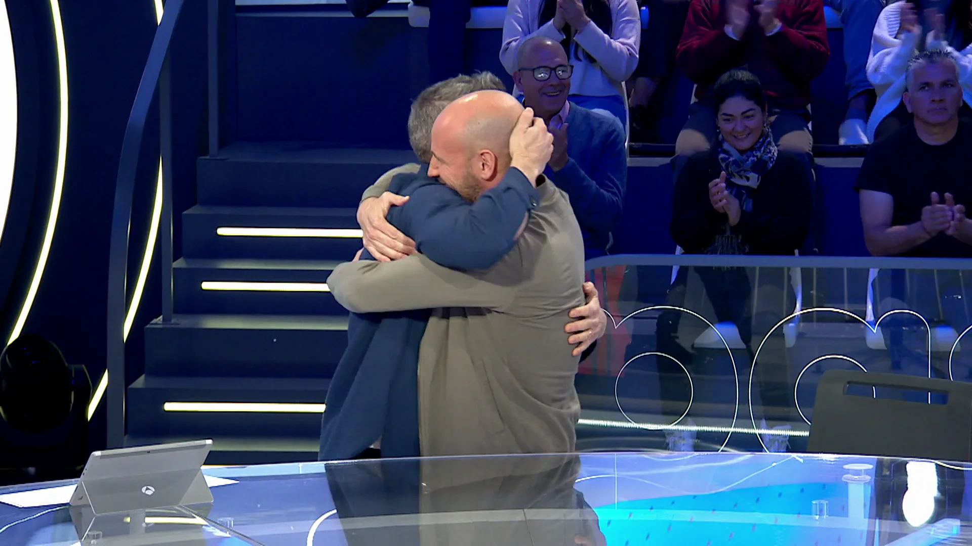 ¿Quién está más fuerte? El enérgico abrazo entre Roberto Leal y Gonzalo Miró