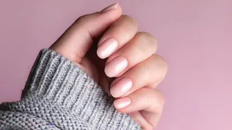 Mujer con las uñas esmaltadas Mujer con las uñas esmaltadas