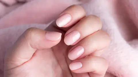 Manos de mujer con las uñas esmaltadas Manos de mujer con las uñas esmaltadas