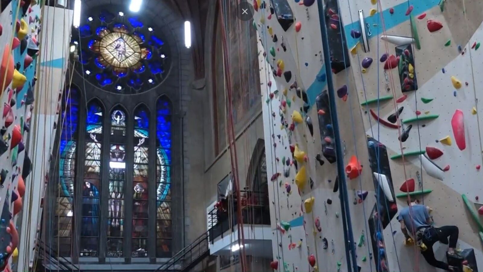De iglesia a rocódromo: un parroquia en Bruselas se convierte en un templo para la escalada