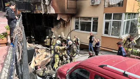 Un incendio en un edificio de Estambul deja al menos 29 muertos Un incendio en un edificio de Estambul deja al menos 29 muertos