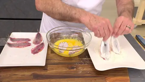 Sazona las anchoas abiertas, pásalas por harina y huevo batido Sazona las anchoas abiertas, pásalas por harina y huevo batido