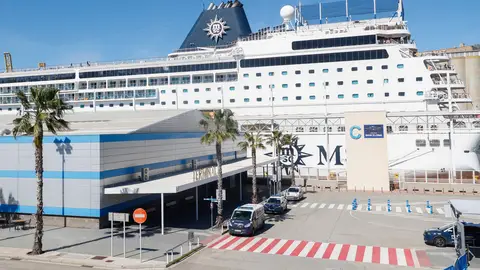 Varias patrullas de Policía Nacional ante el crucero Varias patrullas de Policía Nacional ante el crucero