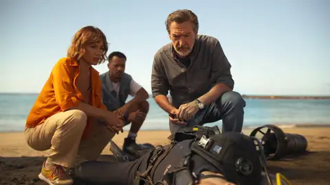 Luis y Naira descubren que la muerte de Lorenzo es un montaje… Justo cuando se descubre su cadáver Luis y Naira descubren que la muerte de Lorenzo es un montaje… Justo cuando se descubre su cadáver