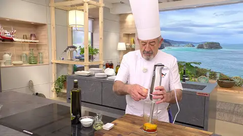 Tritura los ingredientes hasta conseguir una mahonesa homogénea Tritura los ingredientes hasta conseguir una mahonesa homogénea