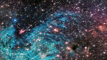 El instrumento NIRCam (Near-Infrared Camera) del telescopio espacial James Webb de la NASA revela una porción del denso núcleo de la Vía Láctea bajo una nueva luz.
