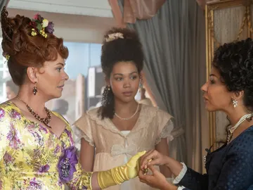 Polly Walker, Ruby Barker y Kathryn Drysdale en la temporada 1 de Los Bridgerton Polly Walker, Ruby Barker y Kathryn Drysdale en la temporada 1 de Los Bridgerton