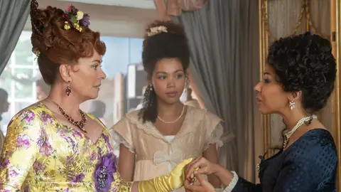 Polly Walker, Ruby Barker y Kathryn Drysdale en la temporada 1 de Los Bridgerton Polly Walker, Ruby Barker y Kathryn Drysdale en la temporada 1 de Los Bridgerton