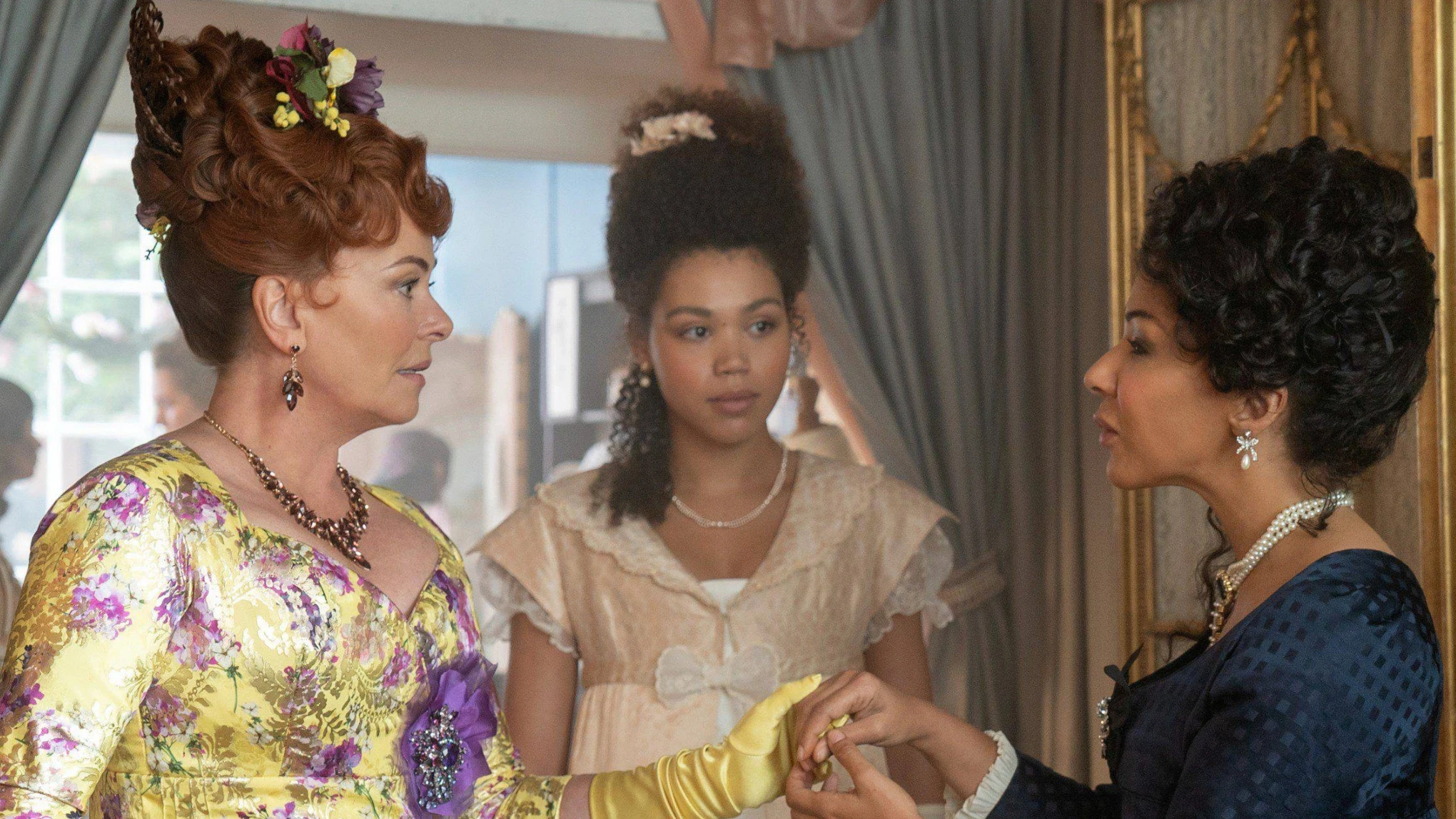 Polly Walker, Ruby Barker y Kathryn Drysdale en la temporada 1 de Los Bridgerton Polly Walker, Ruby Barker y Kathryn Drysdale en la temporada 1 de Los Bridgerton