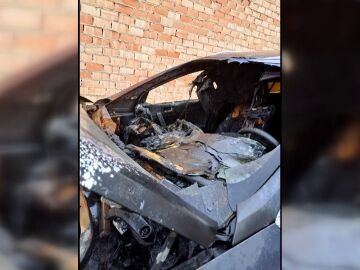 Arden dos coches de un guardia civil por supuesta venganza: "No duermo, vivo con miedo"
