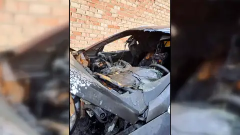 Arden dos coches de un guardia civil por supuesta venganza: "No duermo, vivo con miedo" Arden dos coches de un guardia civil por supuesta venganza: "No duermo, vivo con miedo"