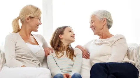 Tres mujeres de distintas generaciones Tres mujeres de distintas generaciones