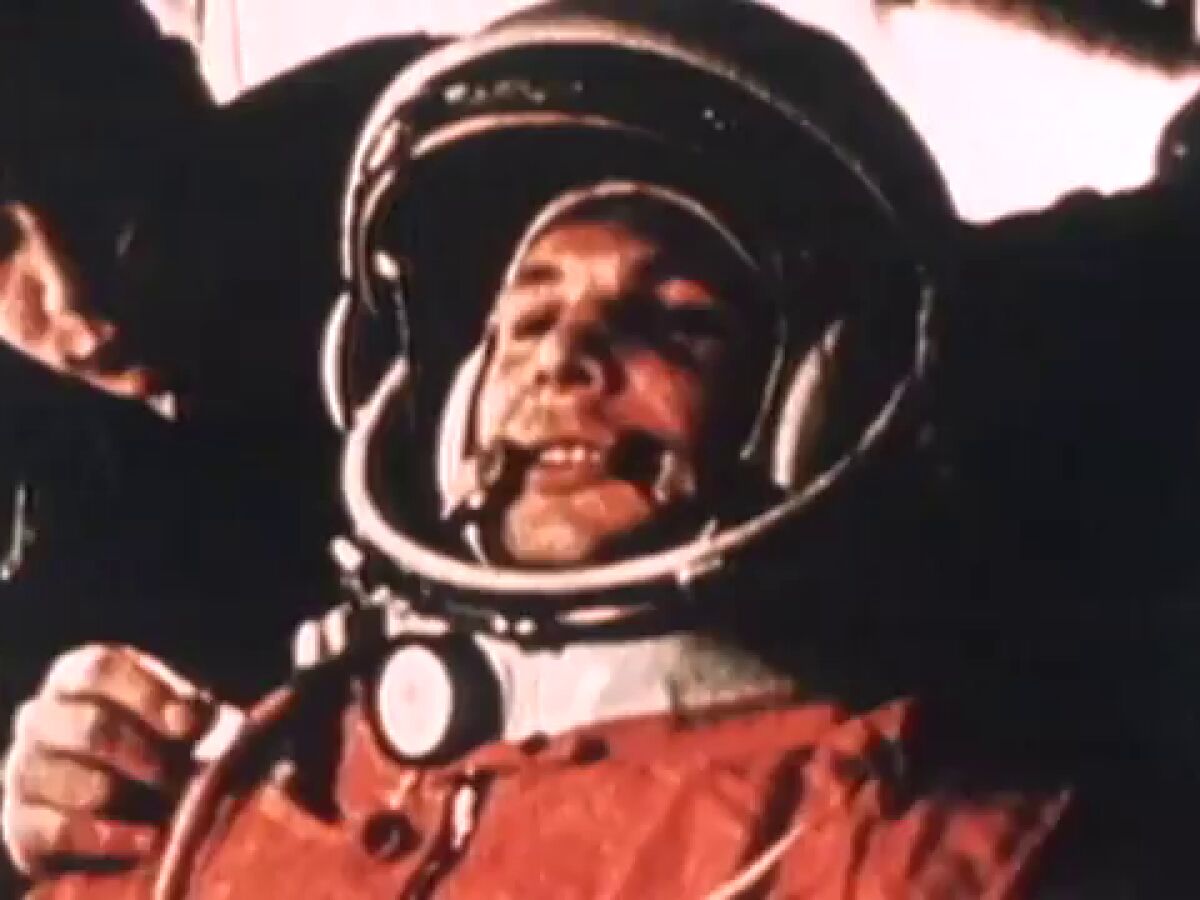 El ruso Yuri Gagarin se convierte en la primera persona en viajar al espacio