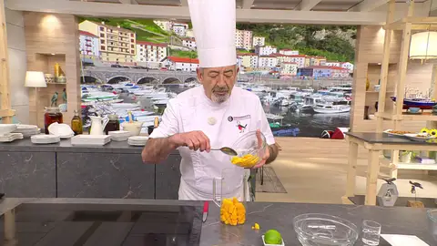 Tritura los ingredientes con una batidora eléctrica Tritura los ingredientes con una batidora eléctrica