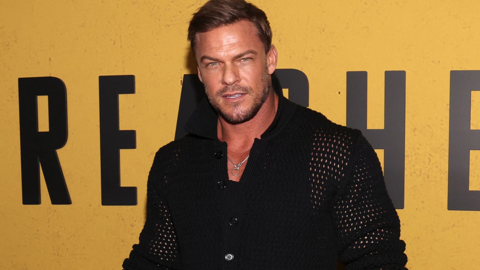 Alan Ritchson en la premiere de la temporada 2 de Reacher en Los Angeles Alan Ritchson en la premiere de la temporada 2 de Reacher en Los Angeles