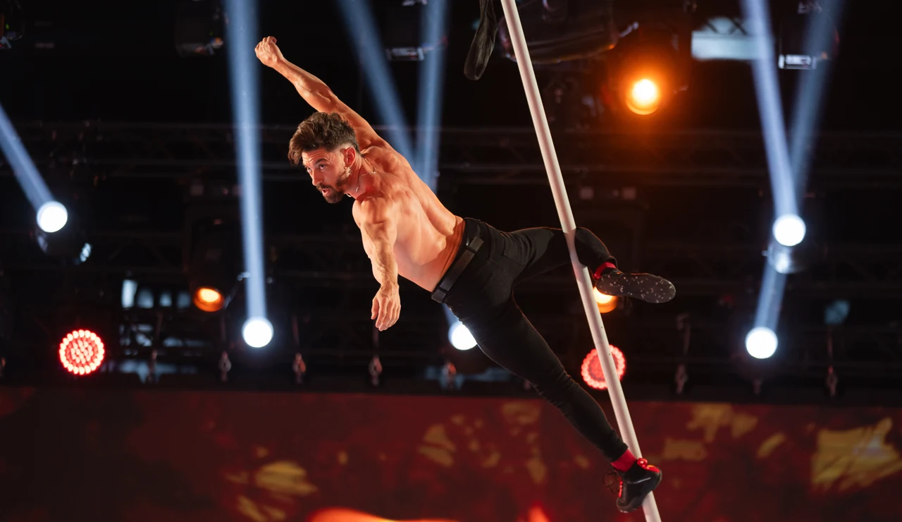 Adrián Lastra toca el cielo con un fascinante número de pole dance en movimiento