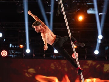 Adrián Lastra toca el cielo con un fascinante número de pole dance en movimiento
