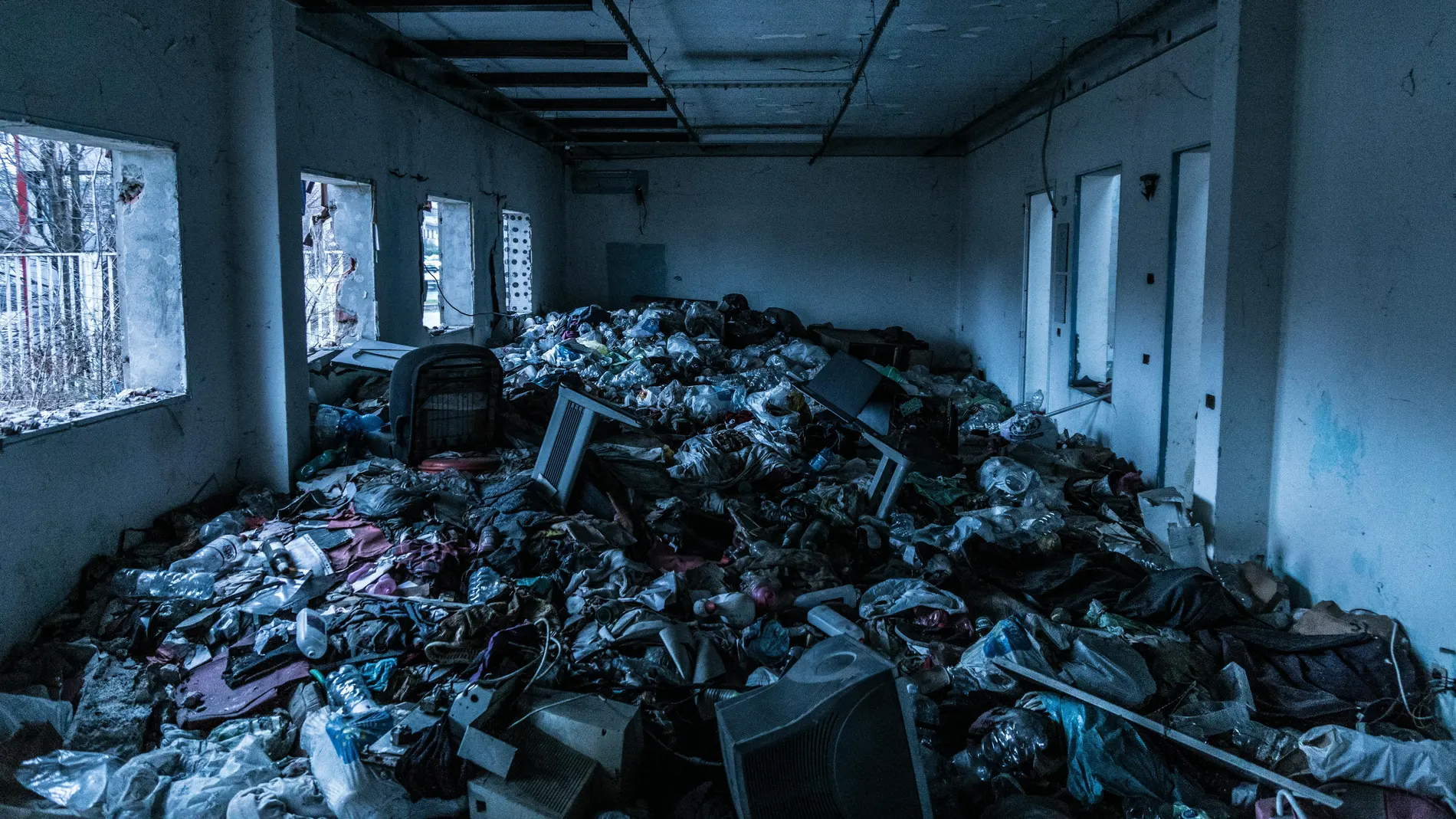 Imagen de archivo de una habitación repleta de basura.