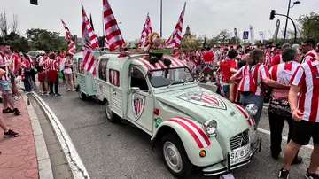 Aficionados del Athletic de Bilbao en las calles de Sevilla
