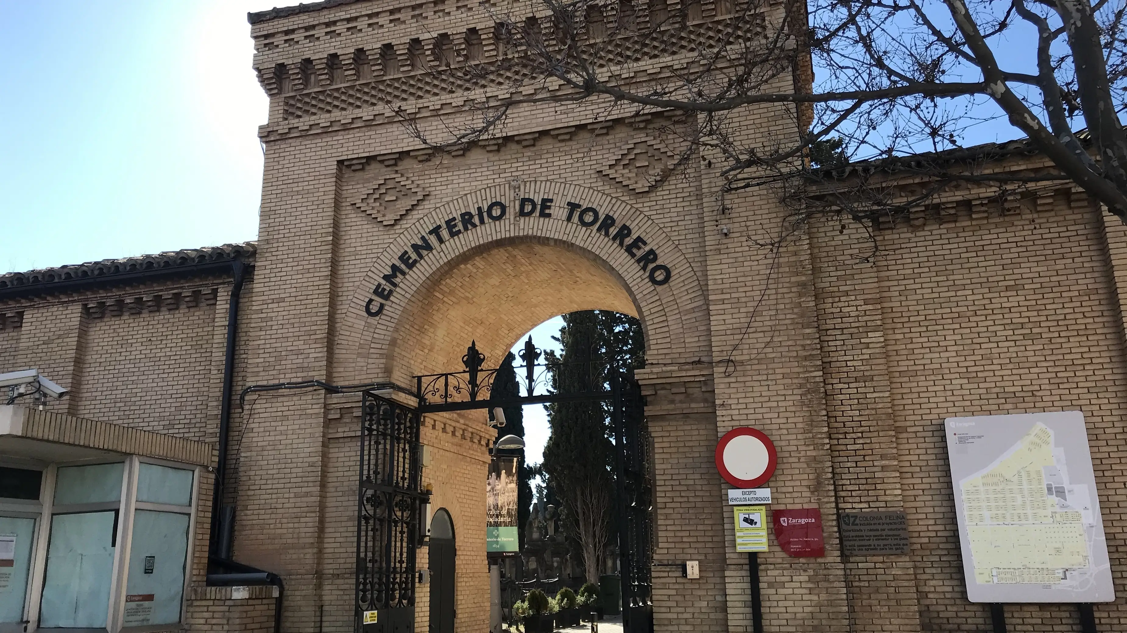 Entrada antigua al cementerio de Torrero en Zaragoza. Entrada antigua al cementerio de Torrero en Zaragoza.