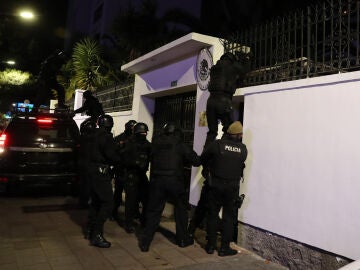 Policías ecuatorianos saltando a la Embajada de México.