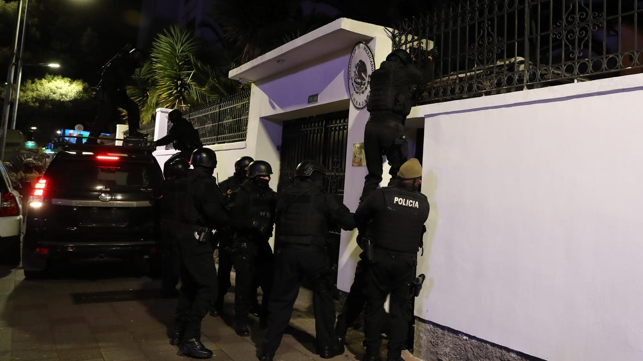 México rompe relaciones con Ecuador tras el asalto de policías ecuatorianos a su Embajada en Quito