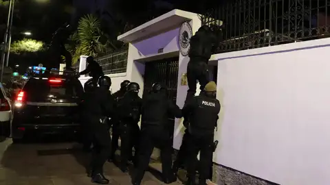 Policías ecuatorianos saltando a la Embajada de México. Policías ecuatorianos saltando a la Embajada de México.