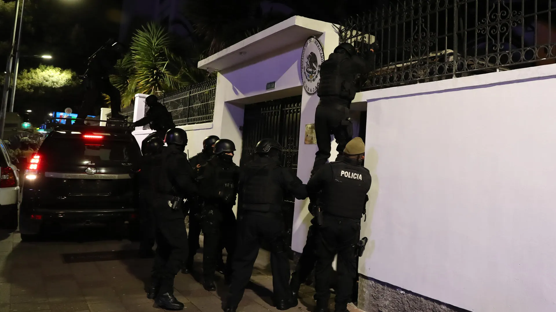 Policías ecuatorianos saltando a la Embajada de México. Policías ecuatorianos saltando a la Embajada de México.