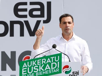 El candidato a lehendakari del PNV, Imanol Pradales participa en un mitin electoral hoy s&aacute;bado en en Azkoitia