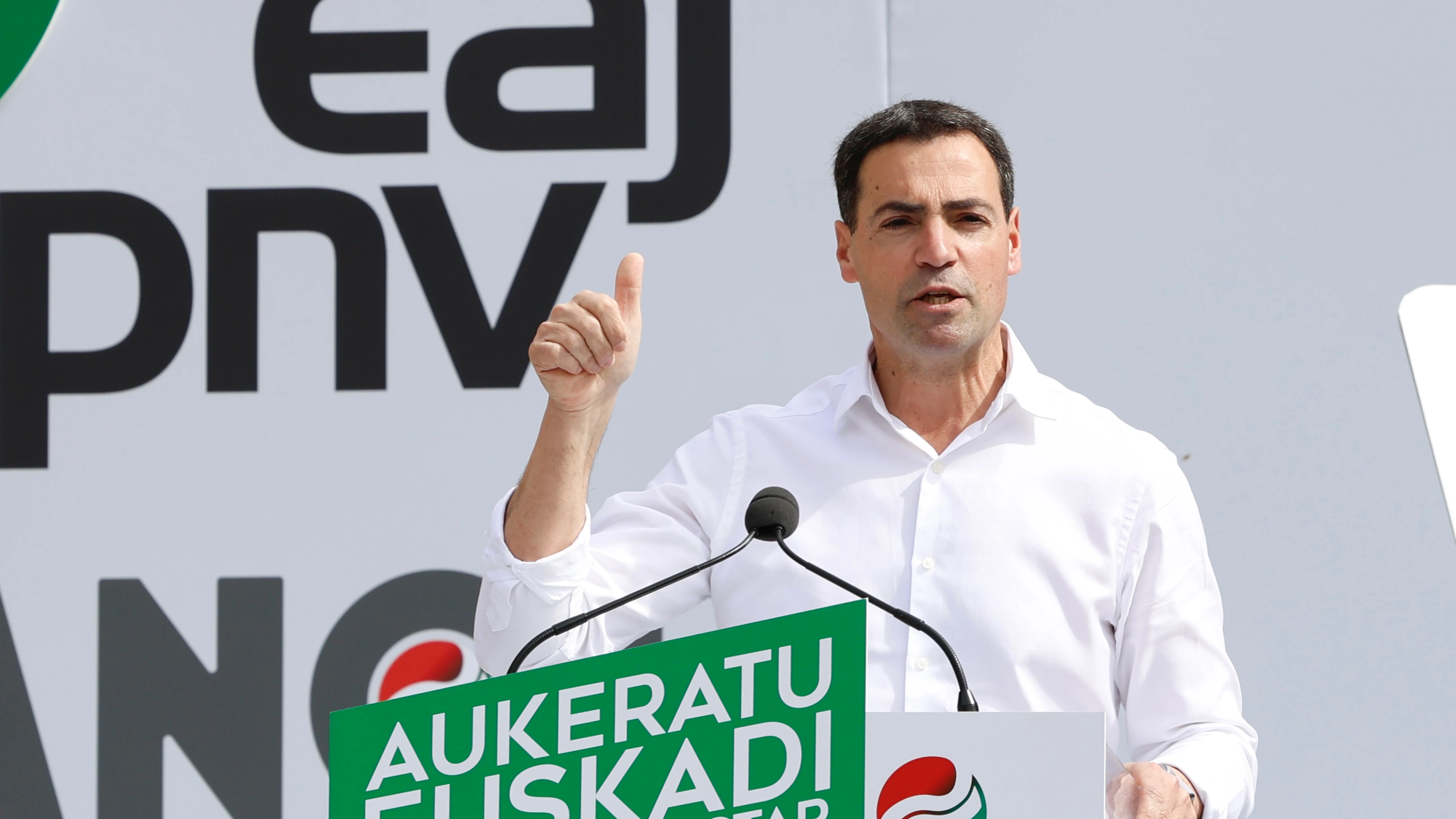 El candidato a lehendakari del PNV, Imanol Pradales participa en un mitin electoral hoy s&aacute;bado en en Azkoitia