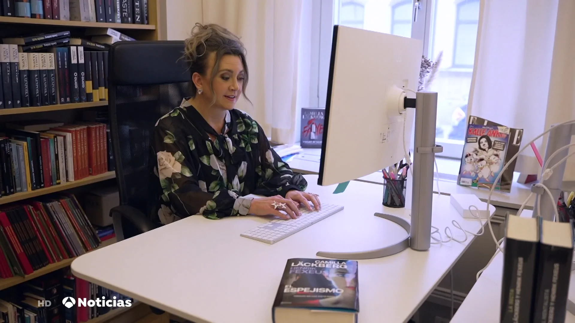 Imagen de Camilla Lackberg escribiendo. Imagen de Camilla Lackberg escribiendo.
