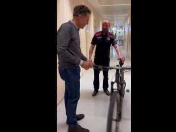 Momento en el que un mosso entrega una bicicleta robada a Miguel Indurain